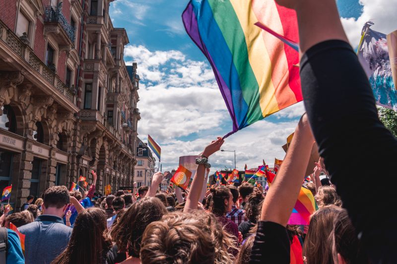 Empresa cria série em homenagem ao mês do orgulho LGBT