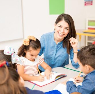 Dia do Pedagogo: Celebrando os educadores que transformam o mundo