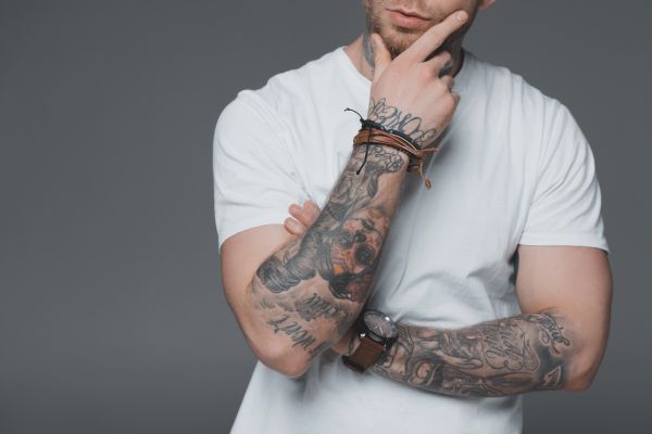 Fazer uma tatuagem é uma experiência marcante, mas o que garante o resultado bonito e duradouro não é apenas o talento do tatuador — são os cuidados tatuagem que vêm depois do procedimento