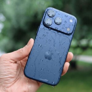 Celular molhou? O guia definitivo de como tirar água do alto-falante e salvar o seu aparelho