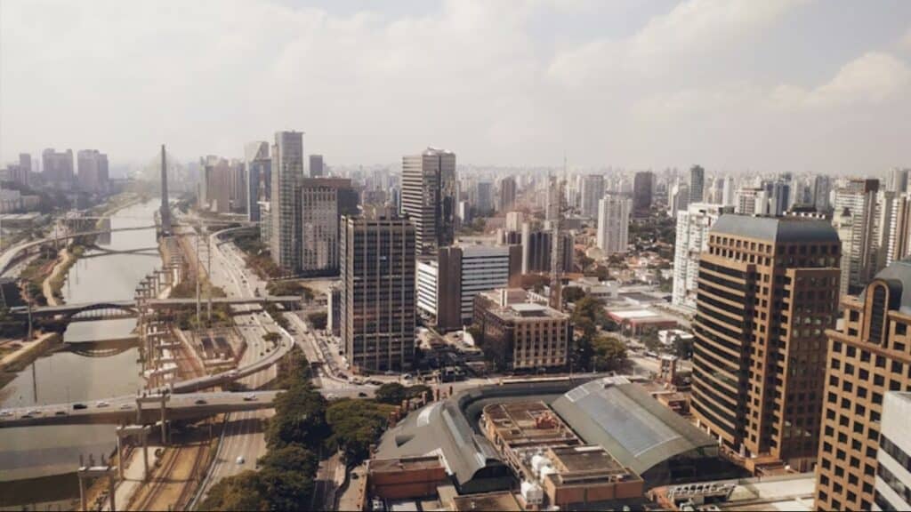 9,3 milhões de turistas, R$ 7,17 bilhões em receita: por que investidores brasileiros estão migrando da renda fixa para o aluguel por temporada