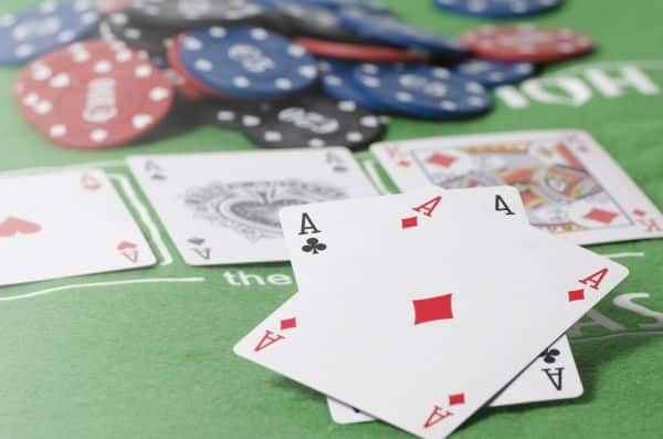 Maiores mãos do poker Texas Holdem em ordem: ilustração da top 10 de mãos, com destaque para Royal Flush como melhor combinação