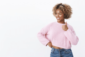Crédito: <a href="https://www.magnific.com/free-photo/hey-you-are-best-portrait-flirty-happy-charismatic-african-american-woman-with-blond-haircut-winking-joyfully-smiling-as-showing-thumb-up-like-approval-gesture-white-wall_17613033.htm#fromView=search&page=1&position=0&uuid=c03066b0-d717-489e-807d-0a43962e4707&query=showing+thumbs+up">Magnific</a>