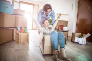 Casal jovem se mudando para casa alugada / Depositphotos